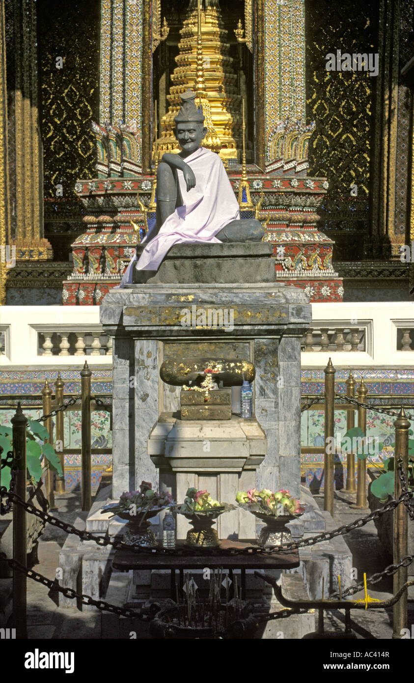 Draped statue on plinth at entrance to Wat Phra Kheaw temple within the Grand Palace complex Stock Photo