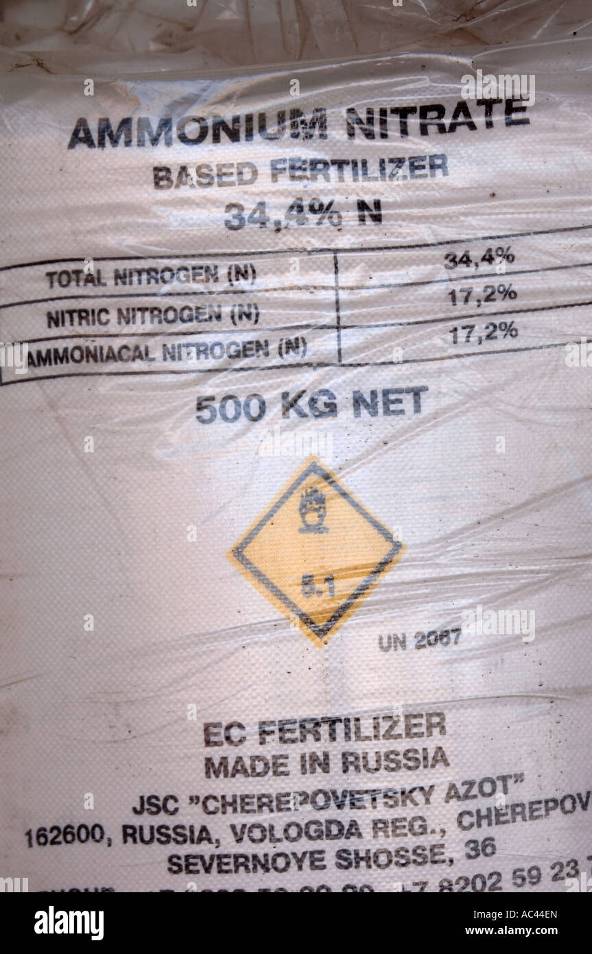AN INDUSTRIAL SIZED BAG OF AMMONIUM NITRATE AGRICULTURAL FERTILIZER WHICH CAN BE USED IN IMPROVISED EXPLOSIVE DEVICES UK Stock Photo