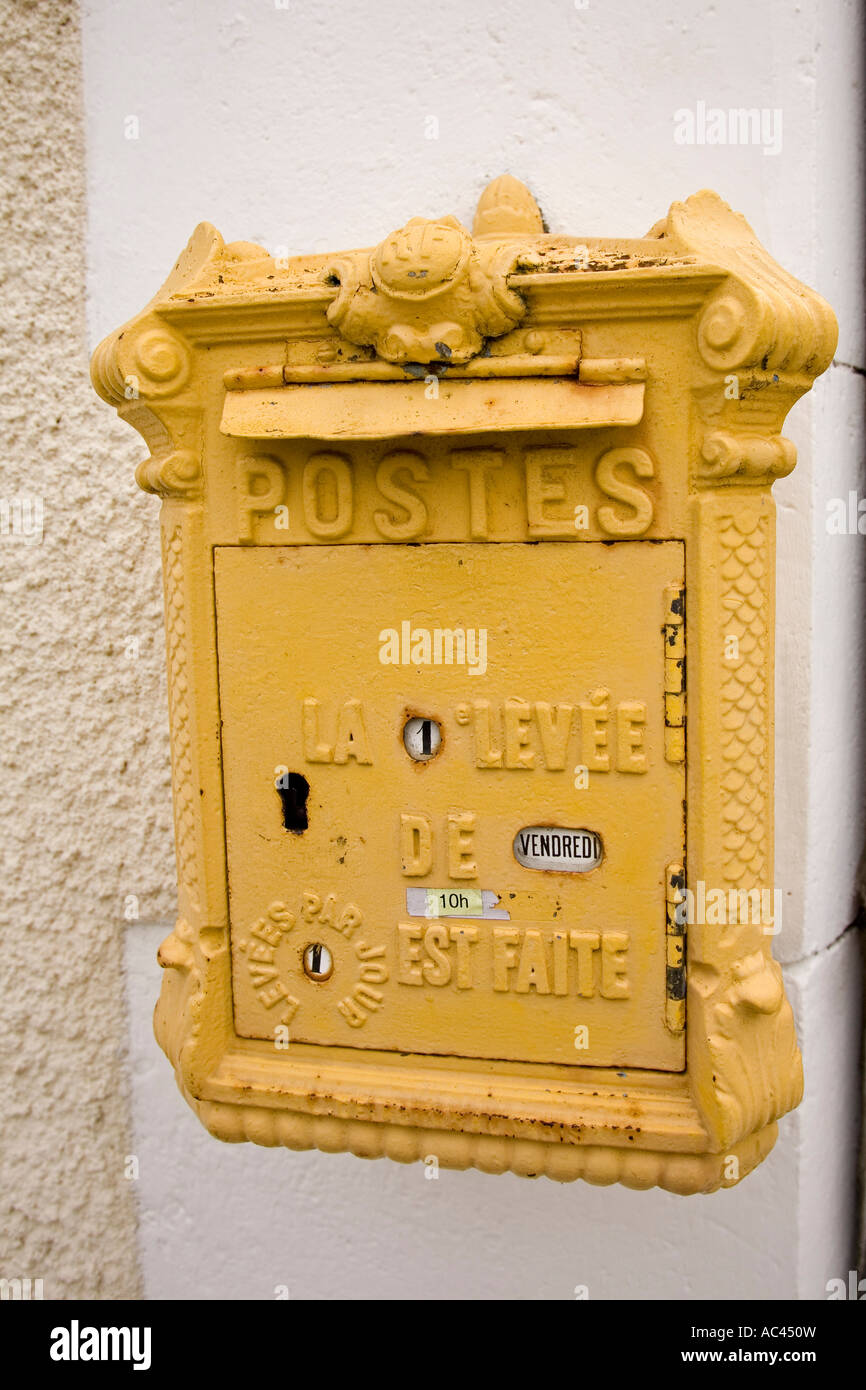 A Post box from the 1900's (Cher - France).  Boîte aux lettres du début 1900 (Cher -France). Stock Photo