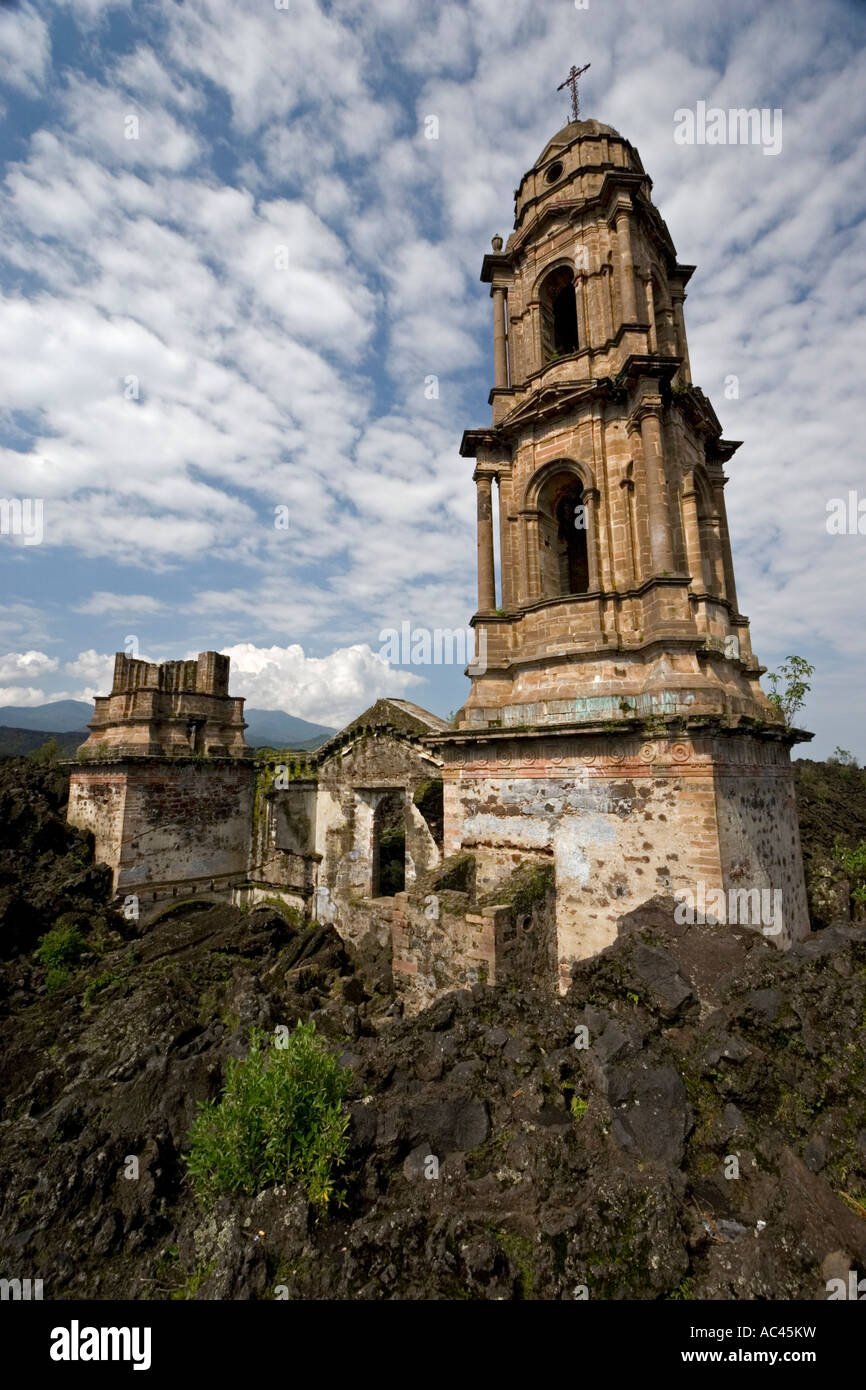 The ruins of San Juan Parangaricutiro church (Mexico). Ruines de l'église de  San Juan Parangaricutiro (Mexique Stock Photo - Alamy