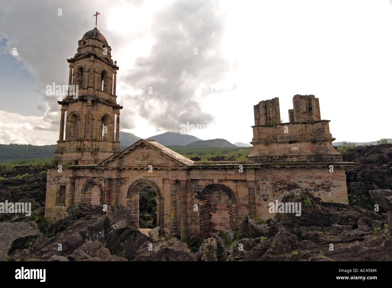 The ruins of San Juan Parangaricutiro church (Mexico). Ruines de l'église de San Juan Parangaricutiro (Mexique). Stock Photo