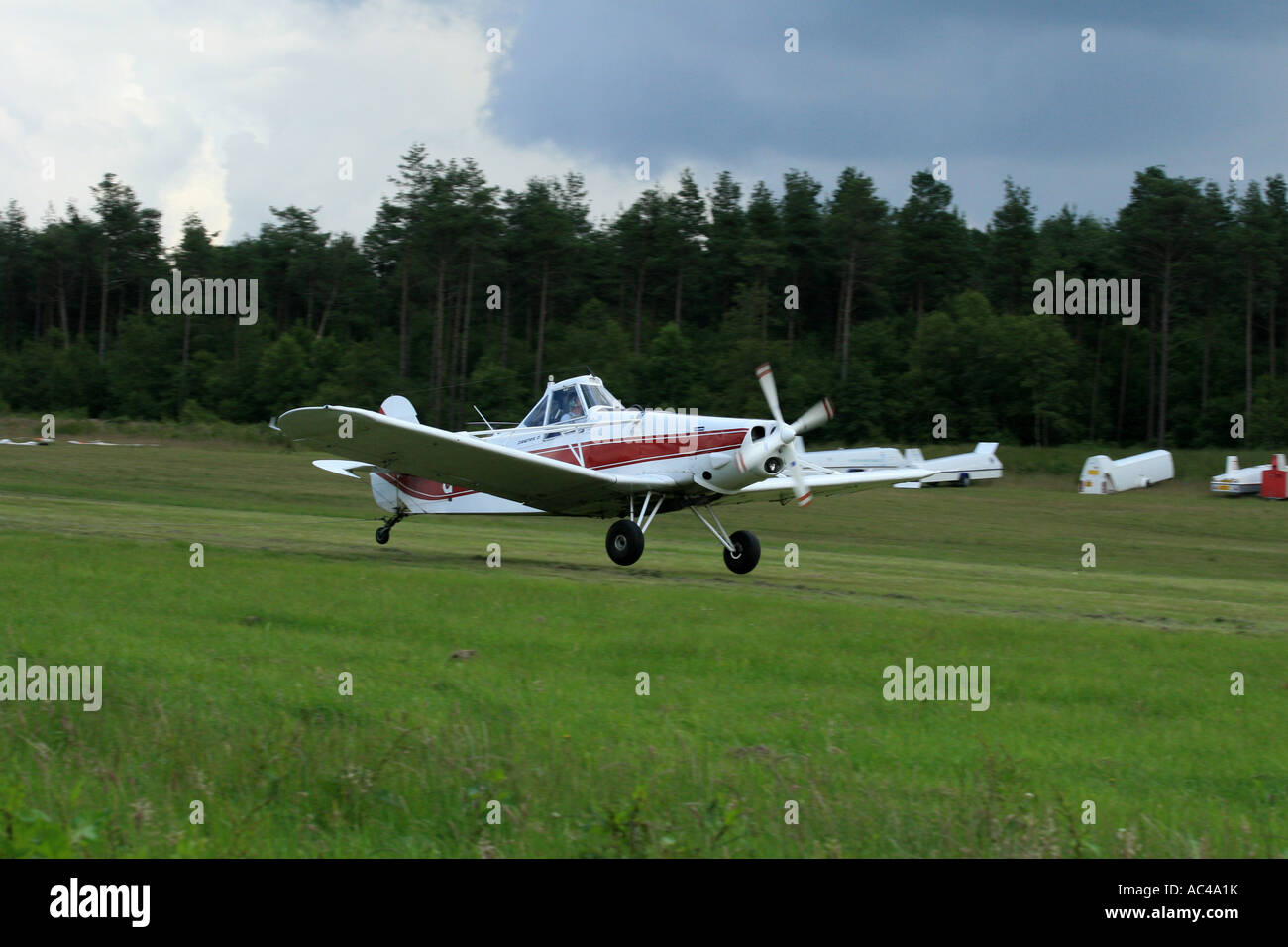 Glider tow plane hi-res stock photography and images - Alamy