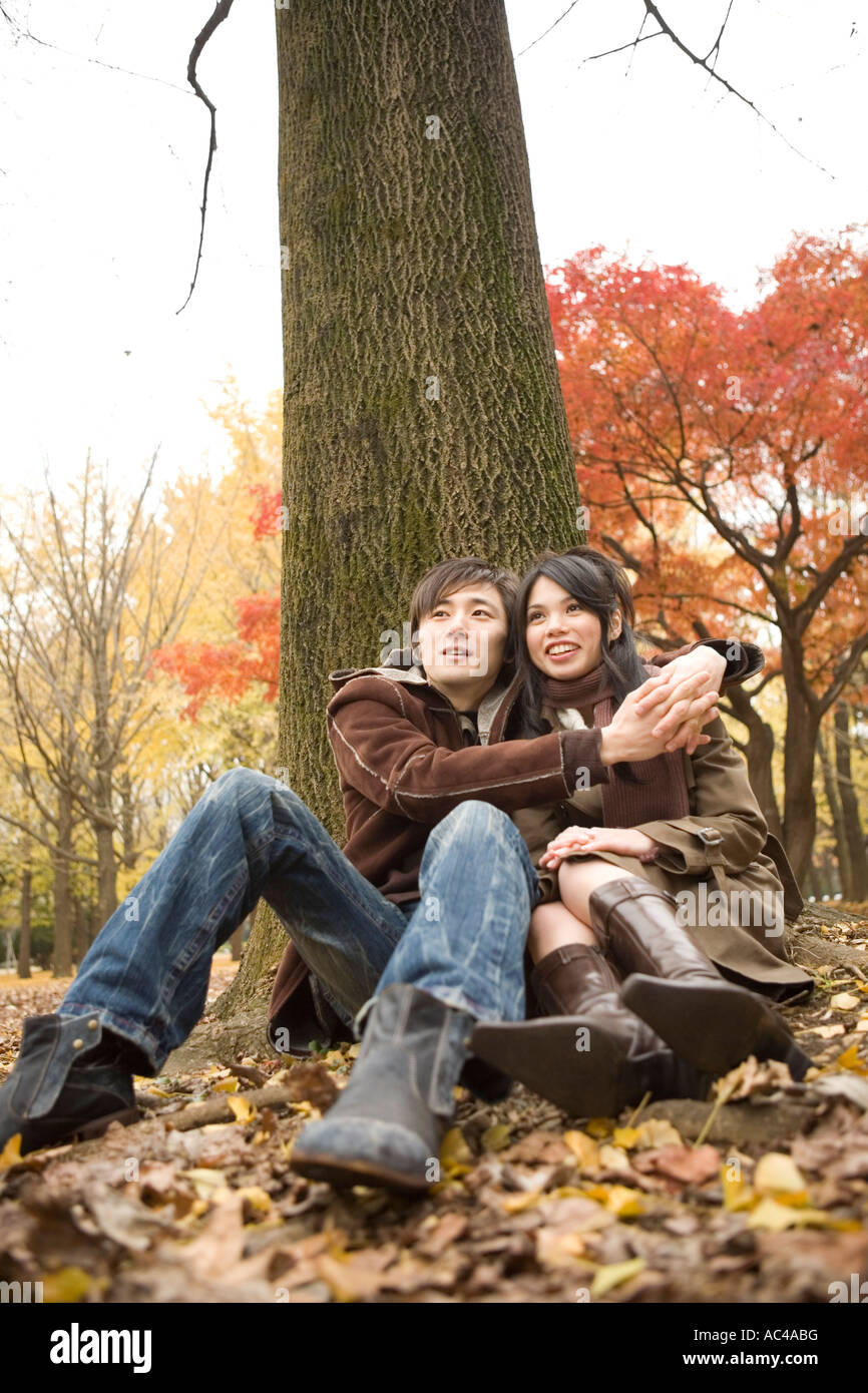 People sitting around tree hi-res stock photography and images - Alamy