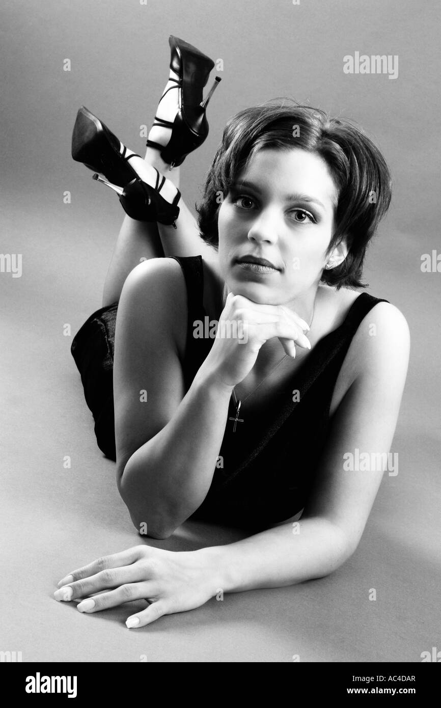 Junge Frau elegant in schwarz young woman fashionable clad all in black Stock Photo
