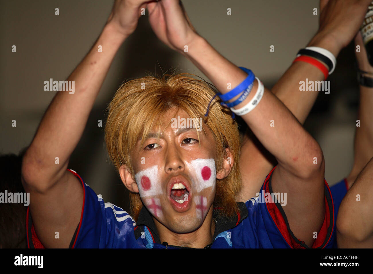 Japanese fans watching their 1-4 defeat vs Brazil, 2006 World Cup Finals, Moon Under Water bar, London Stock Photo