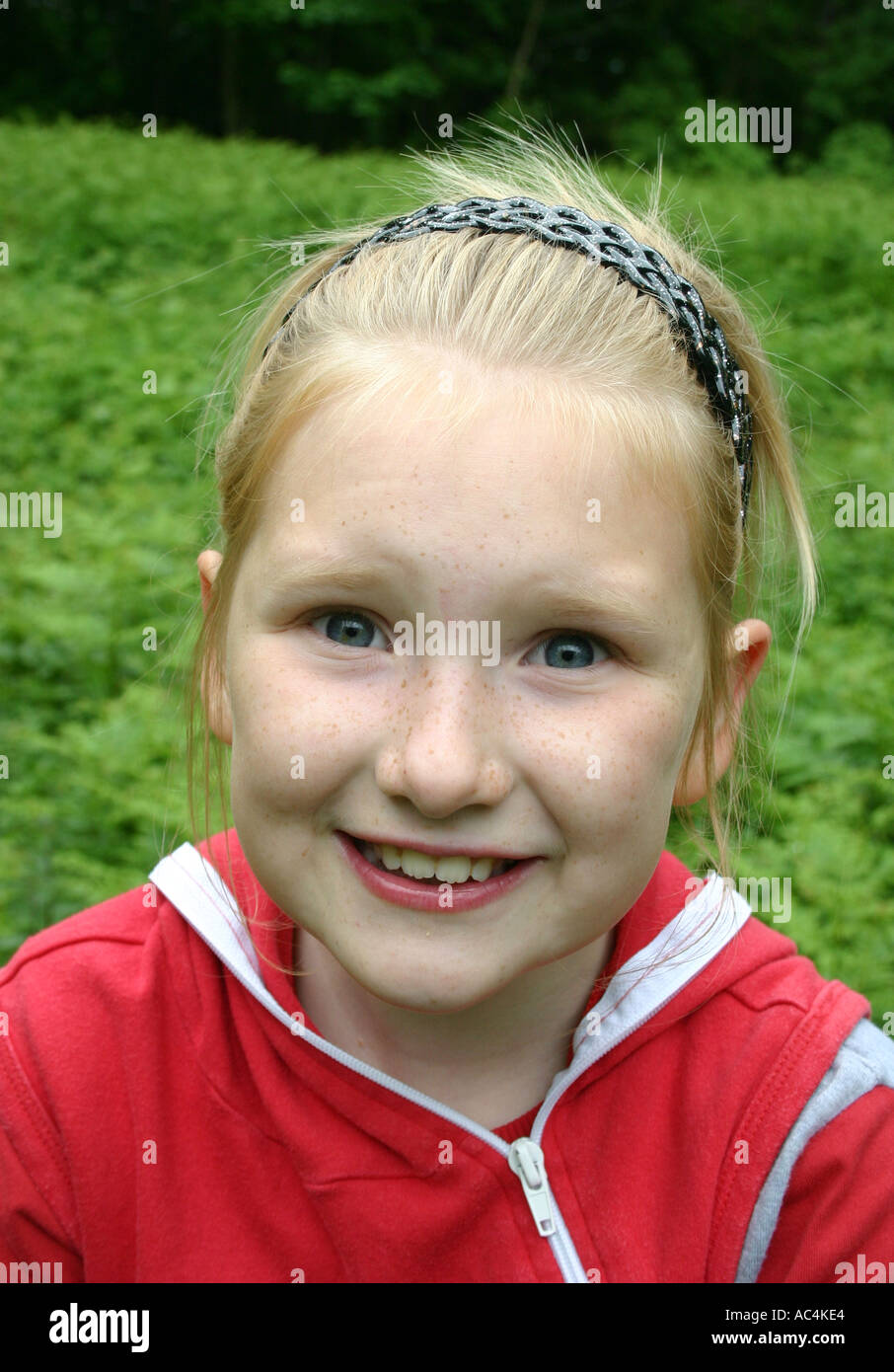 Young girl smiling Stock Photo - Alamy