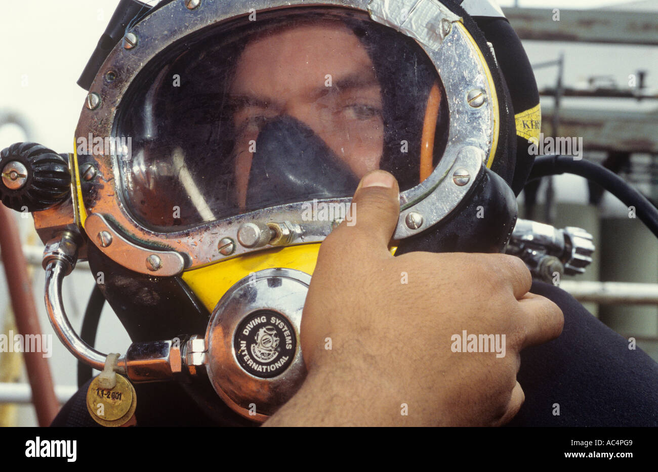 Hard hat diver hi-res stock photography and images - Alamy