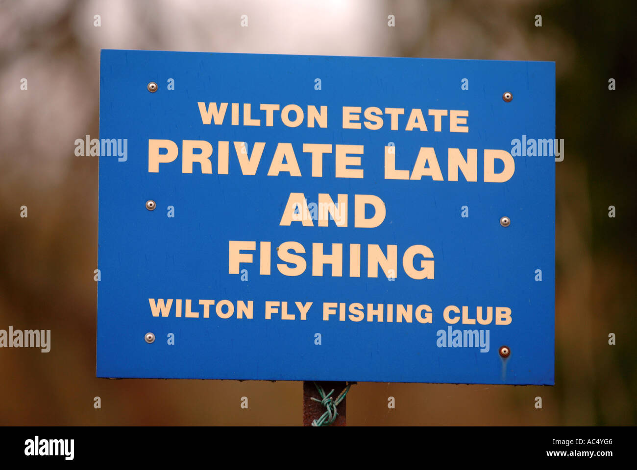 A PRIVATE LAND AND FISHING WARNING SIGN BY THE RIVER WYLYE AT GREAT WISHFORD NEAR SALISBURY WILTSHIRE UK Stock Photo