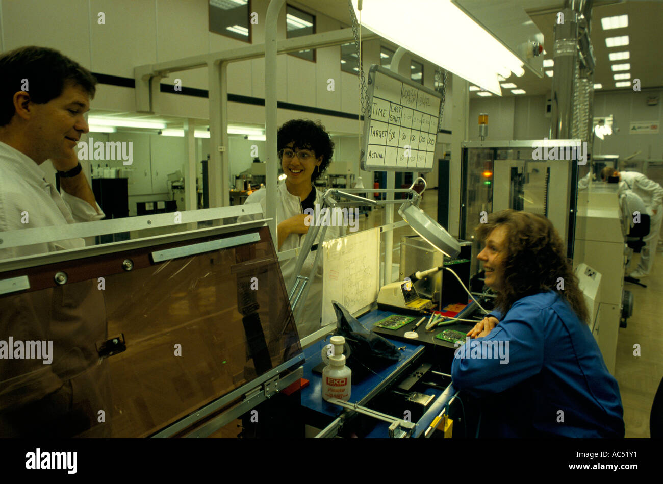 WORKERS CHATTING AT CHIP PLACEMENT CENTRE PANASONIC FACTORY NEWBURY MARCH 1992 Stock Photo
