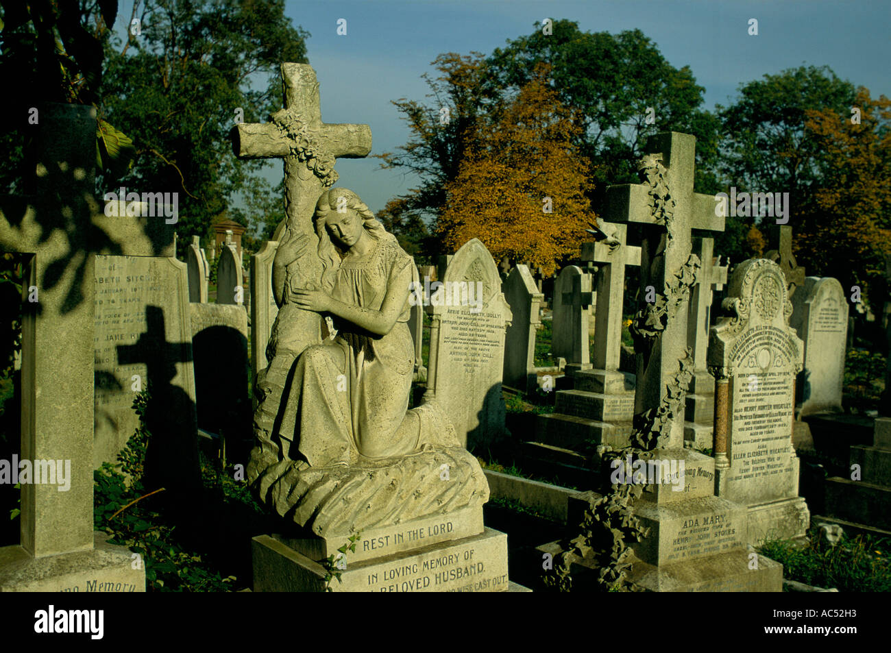 GRAVESTONES STATUES HEADSTONES CARVED STONE STATUES CROWDED TOGETHER IN WEST NORWOOD CEMETERY LONDON, 1993 Stock Photo
