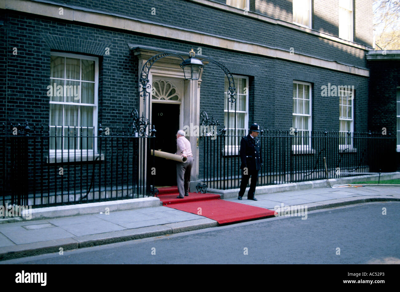 ROLLING OUT THE RED CARPET AT 10 DOWNING STREET LONDON  Stock Photo
