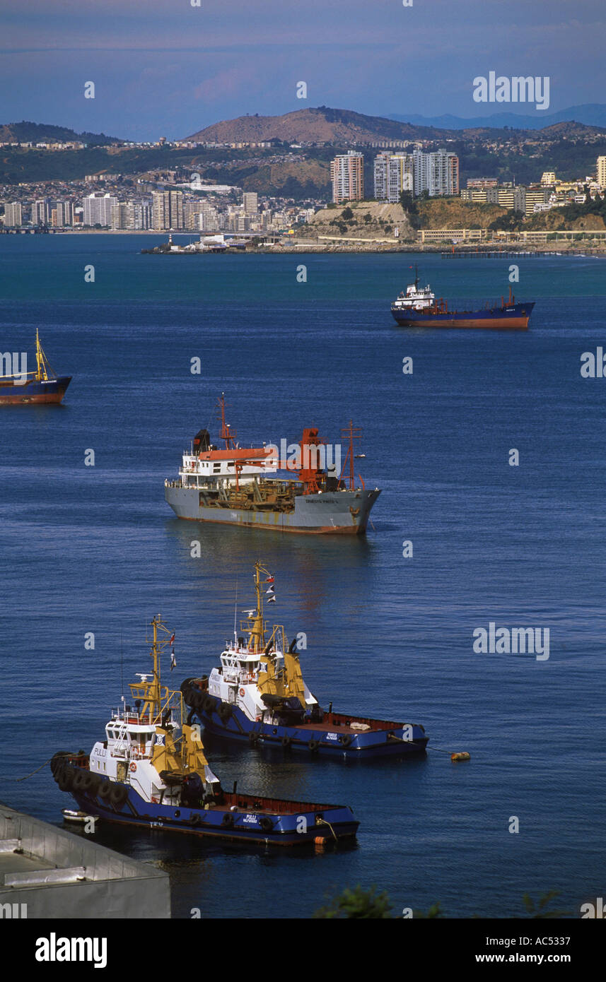 Large ocean going CARGO SHIPS TUG BOATS in VALPARAISO HARBOR on the PACIFIC OCEAN CHILE Stock Photo