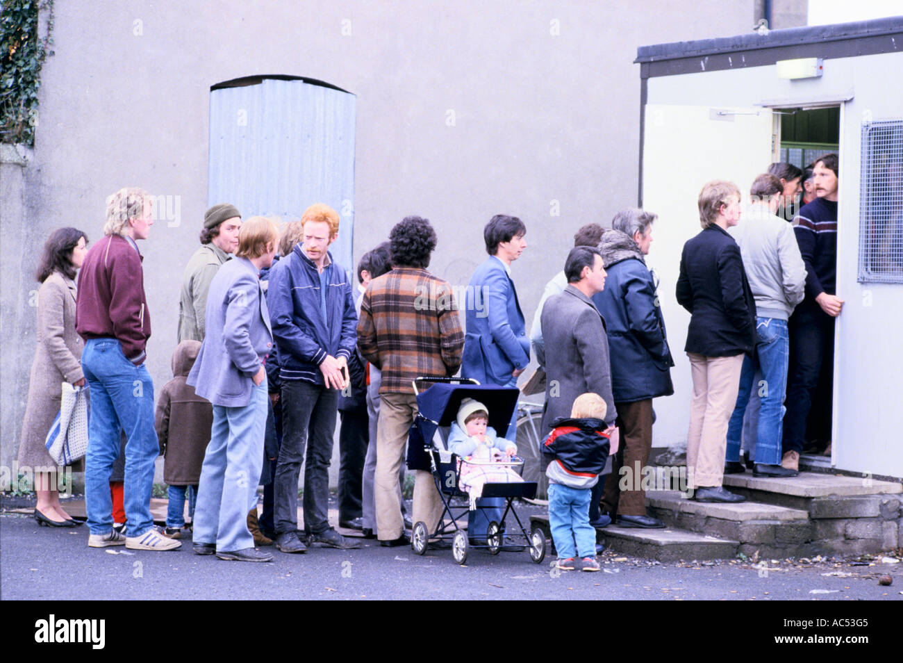 Welfare office line hires stock photography and images Alamy