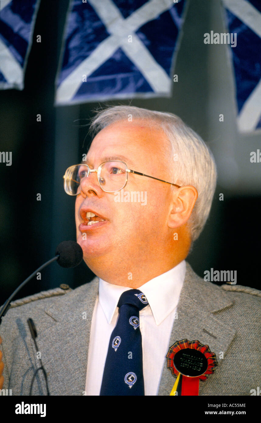 LANARK JIM WALLACE LEADER OF SCOTTISH LIBERAL DEMOCRATS GIVES A GUARDIANS ADDRESS 1997 Stock Photo