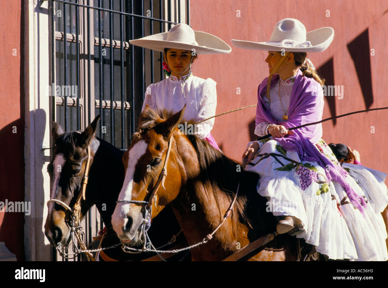 Mexican women on wearing white hi-res stock photography and images - Alamy