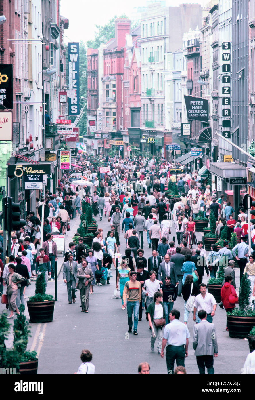 Busy high street 1980s hi-res stock photography and images - Alamy