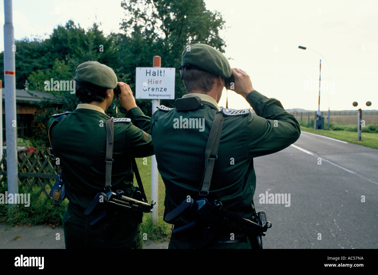 IRON CURTAIN NORTH TO SOUTH WEST GERMAN SOLDIERS EXAMINE THE BORDER ROAD AT THE LUBECK SCHLUTUP CROSSING 1989 Stock Photo