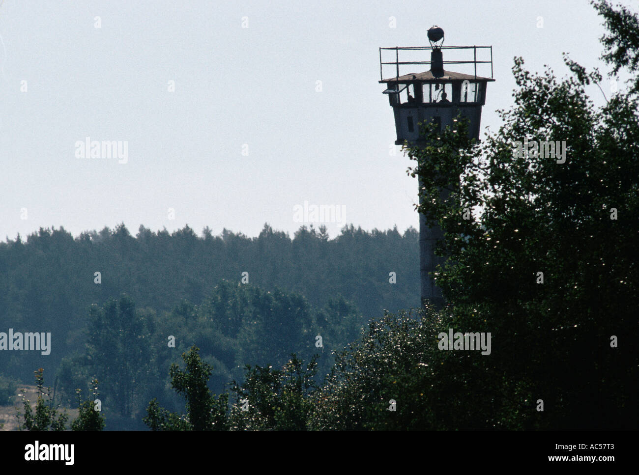 IRON CURTAIN EAST GERMAN OBSERVATION TOWER 1989 The fall of communism Stock Photo