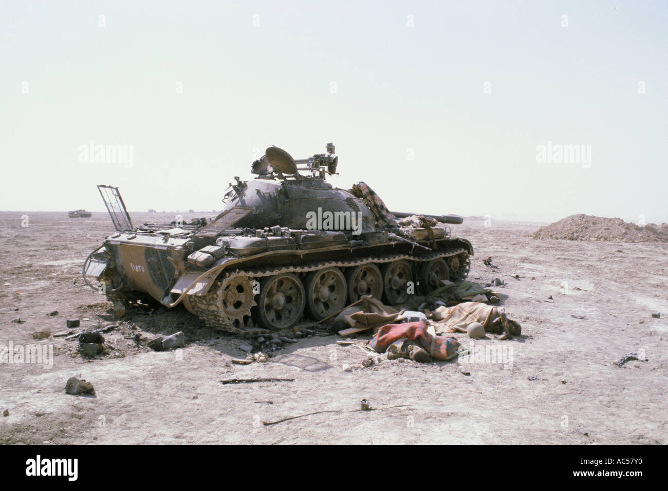 IRAN IRAQ WAR 1982 DEMOLISHED TANK AND DEAD SOLIDERS COVERED BY BLANKETS 1982 Stock Photo