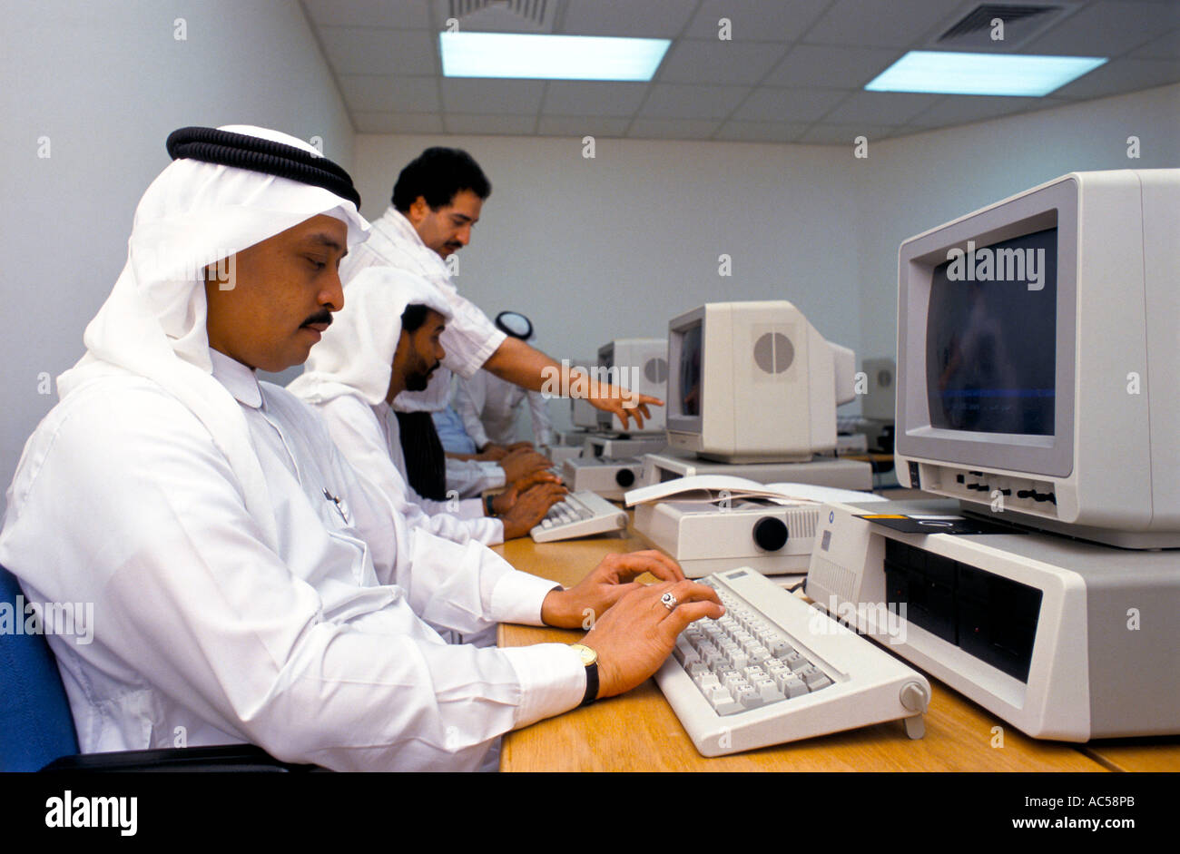 Saudi Men Computer High Resolution Stock Photography and Images Alamy