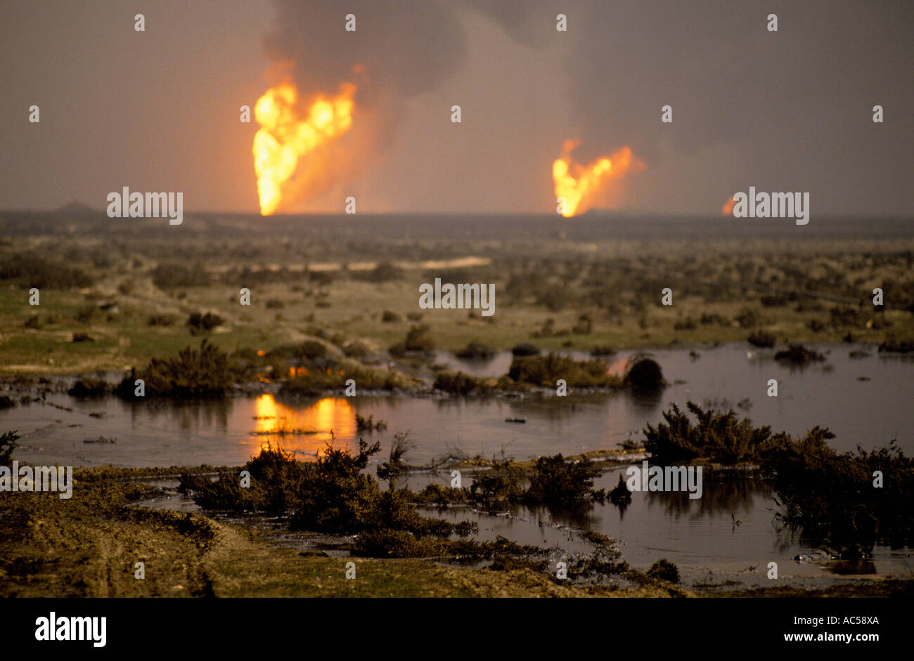 Burning oil kuwait hires stock photography and images Alamy