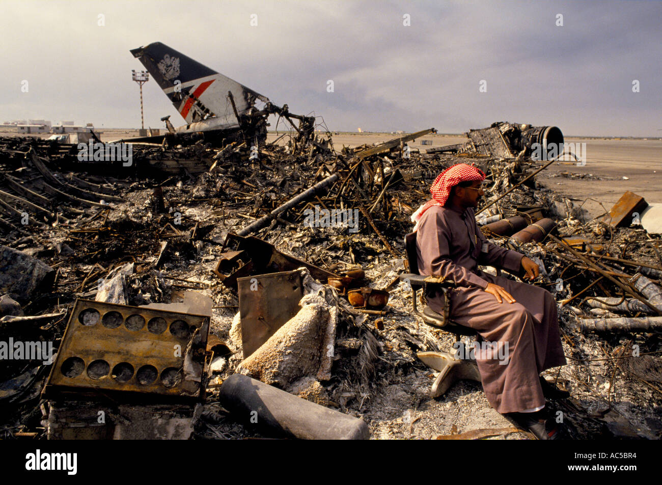 KUWAIT WAR TORN APRIL 1991 KUWAITI SURVEYS WRECKED BA JUMBO JET AT