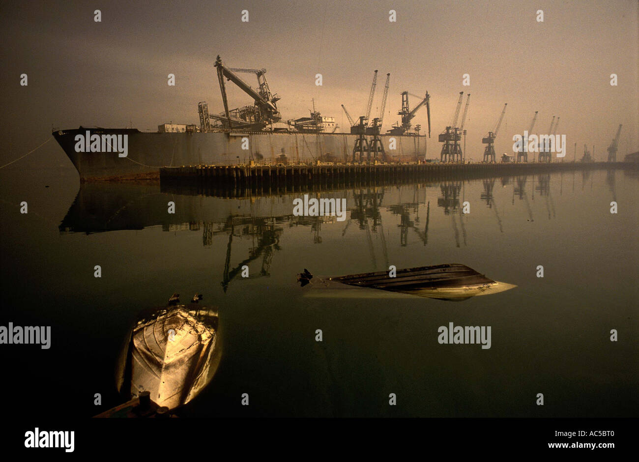 Oil ship disaster hires stock photography and images Alamy