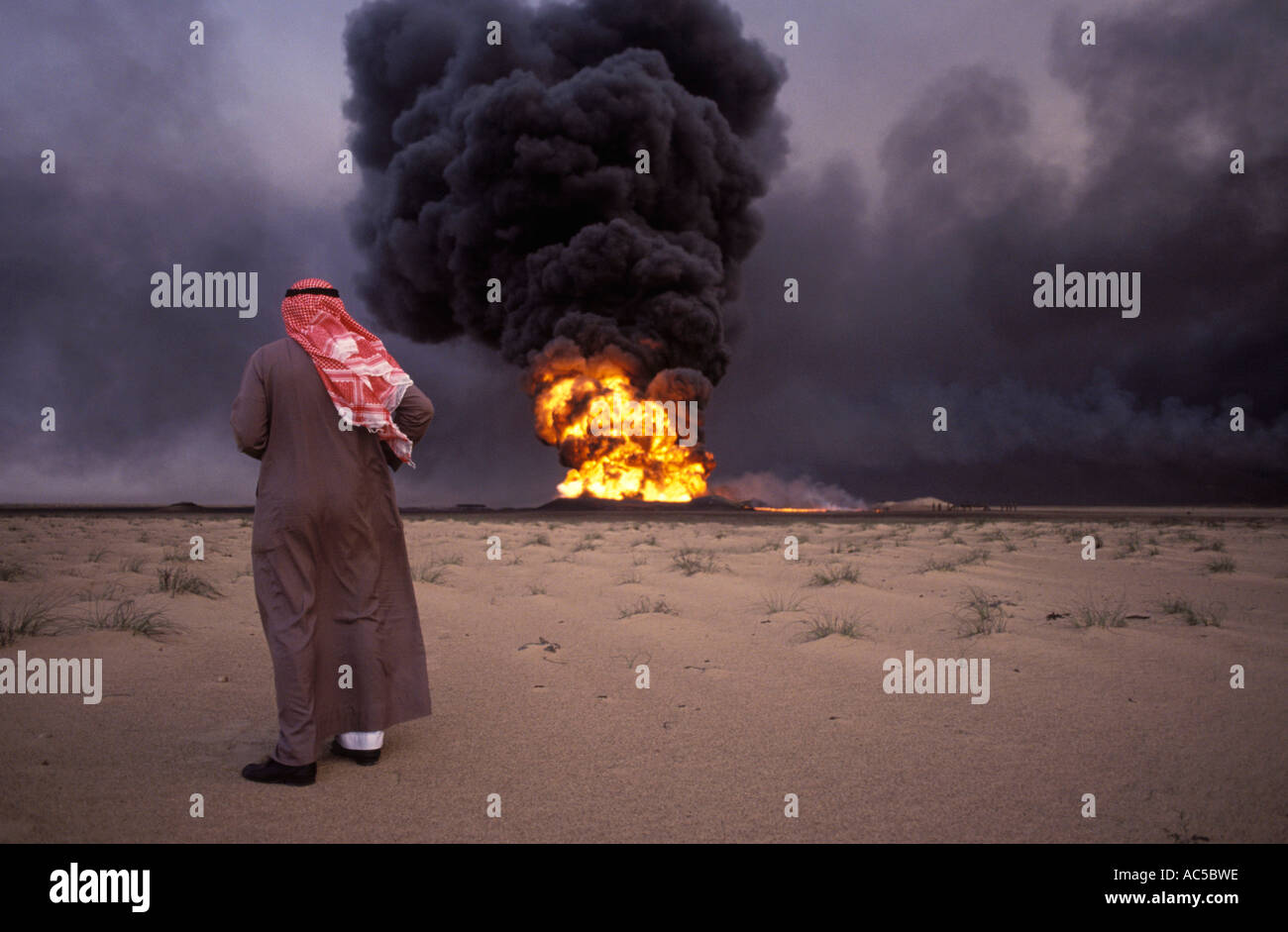 Oil fire in the desert hi-res stock photography and images - Alamy