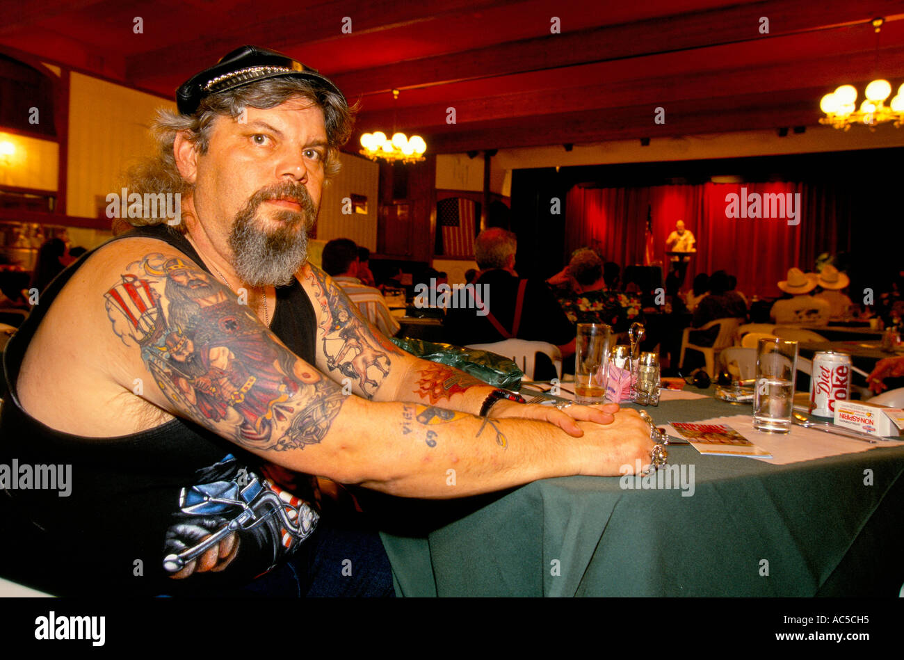 BOUNTY HUNTERS TOMBSTONE EX HELLS ANGEL WHO IS NOW A BOUNTY HUNTER AT BOUNTY HUNTERS CONVENTION MARCH 1995 Stock Photo