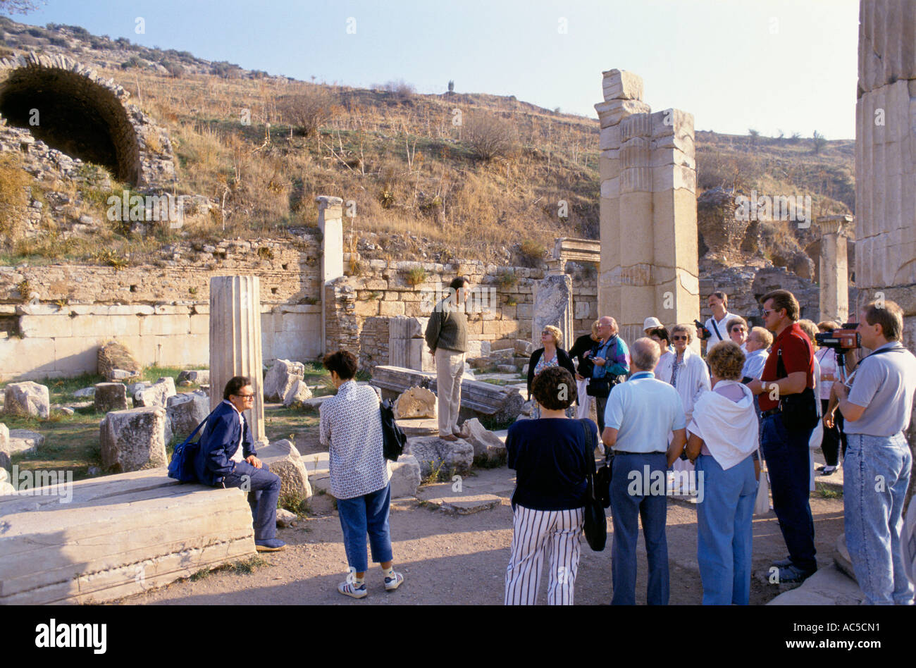 WESTERN TOURISTS ON GUIDED TOUR OF THE ANCIENT RUINS AT EPHESUS Stock Photo
