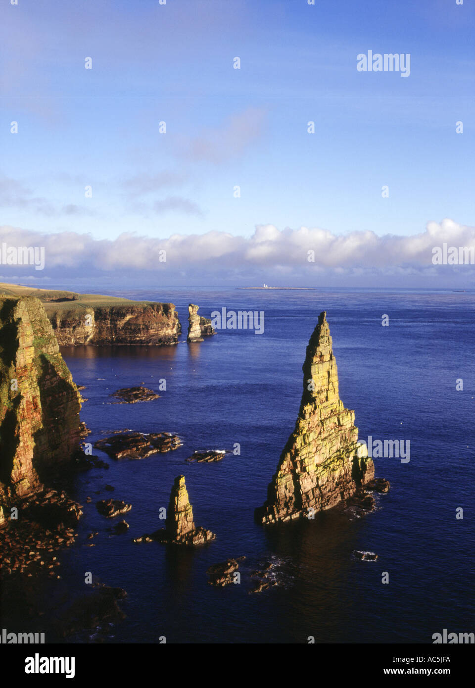 dh  DUNCANSBY HEAD CAITHNESS Stacks of Duncansby and The Knee cliffs scotland north coast 500 seacoast Stock Photo
