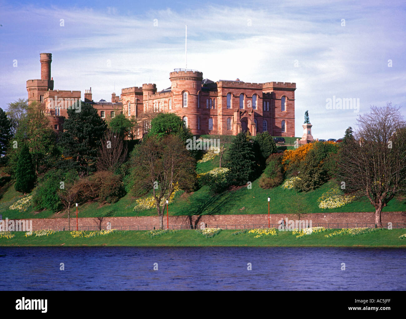 dh Inverness castle INVERNESS INVERNESSSHIRE River Ness daffodils scotland highlands Stock Photo