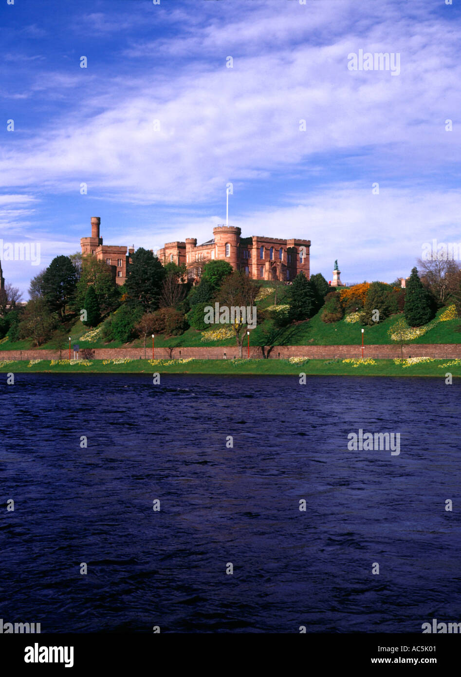 dh Inverness castle INVERNESS INVERNESSSHIRE Scotland River Ness daffodils historic building Stock Photo