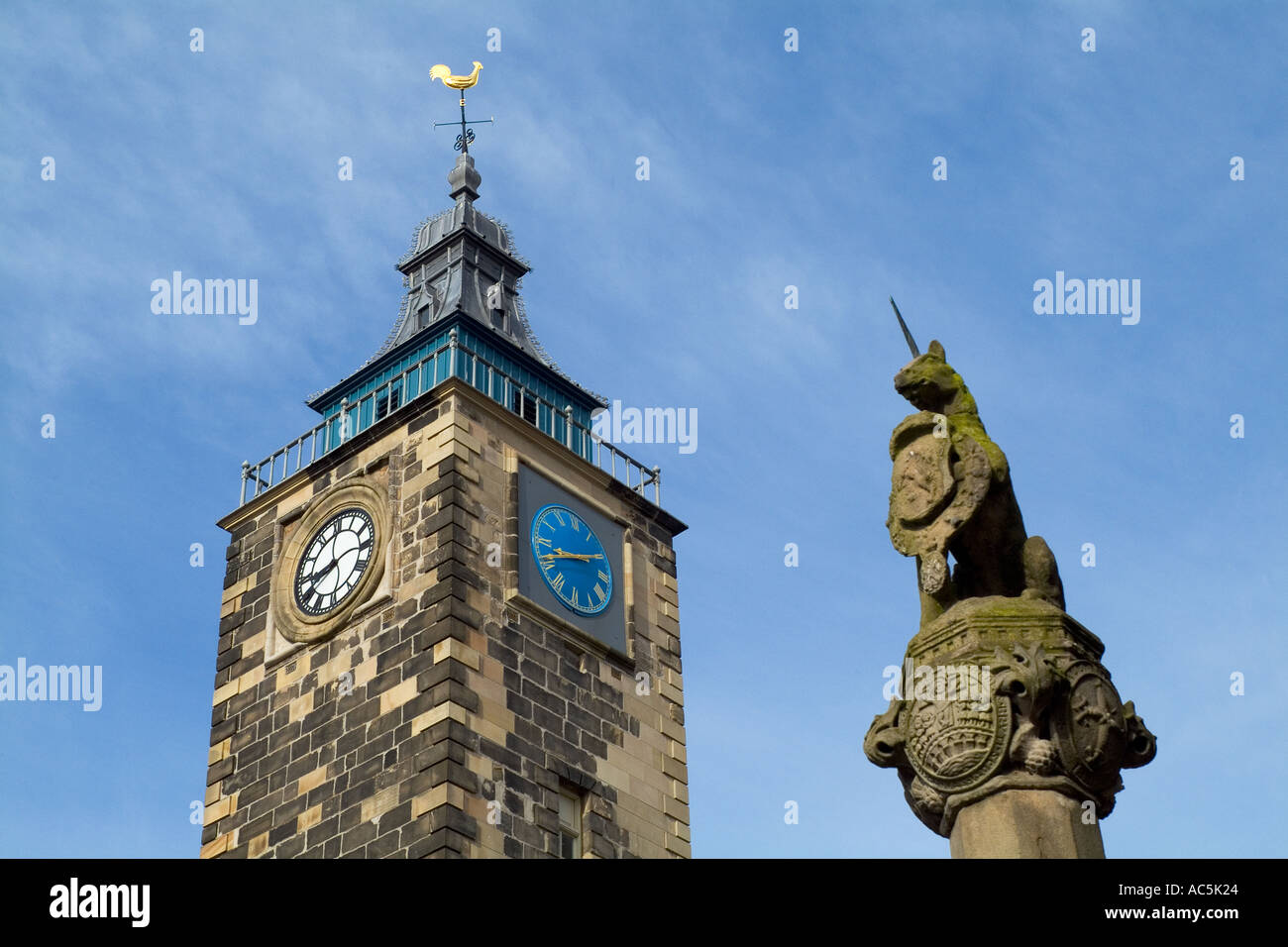 dh  STIRLING STIRLINGSHIRE Scottish Unicorn statue Mercat cross and old Tolbooth clock scotland tower uk Stock Photo