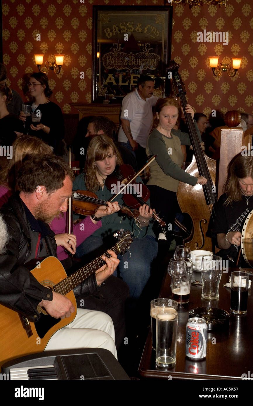 dh Orkney Folk Festival STROMNESS ORKNEY Musicians playing guitar fiddles bass Stromness Hotel lounge bar Stock Photo