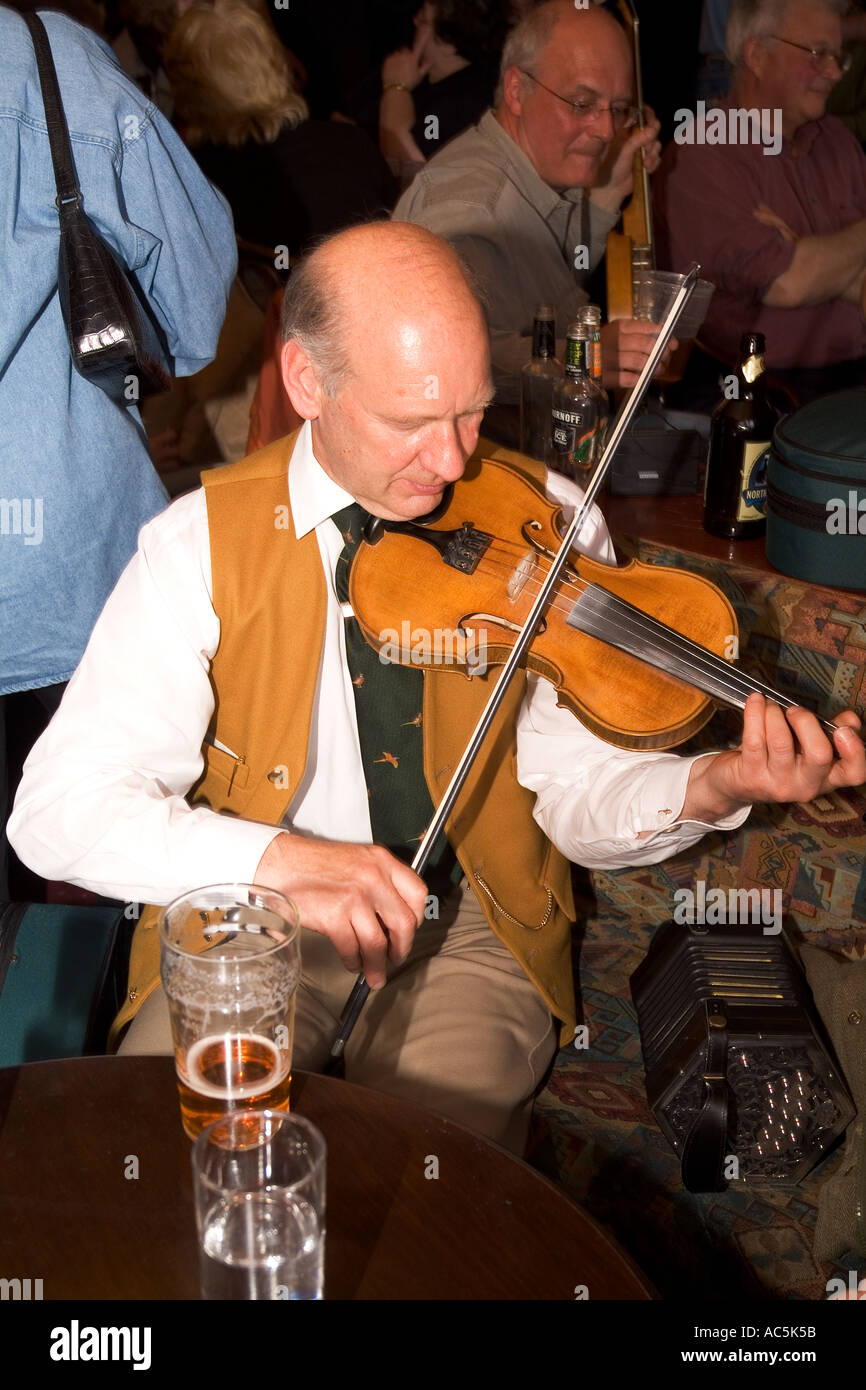 dh Orkney Folk Festival STROMNESS ORKNEY Musicians playing Fiddle Stromness Hotel lounge bar scotland violin Stock Photo