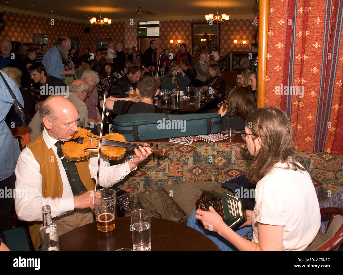dh Orkney Folk Festival STROMNESS ORKNEY Musicians playing Fiddle and English Concertina Stromness Hotel lounge bar Stock Photo