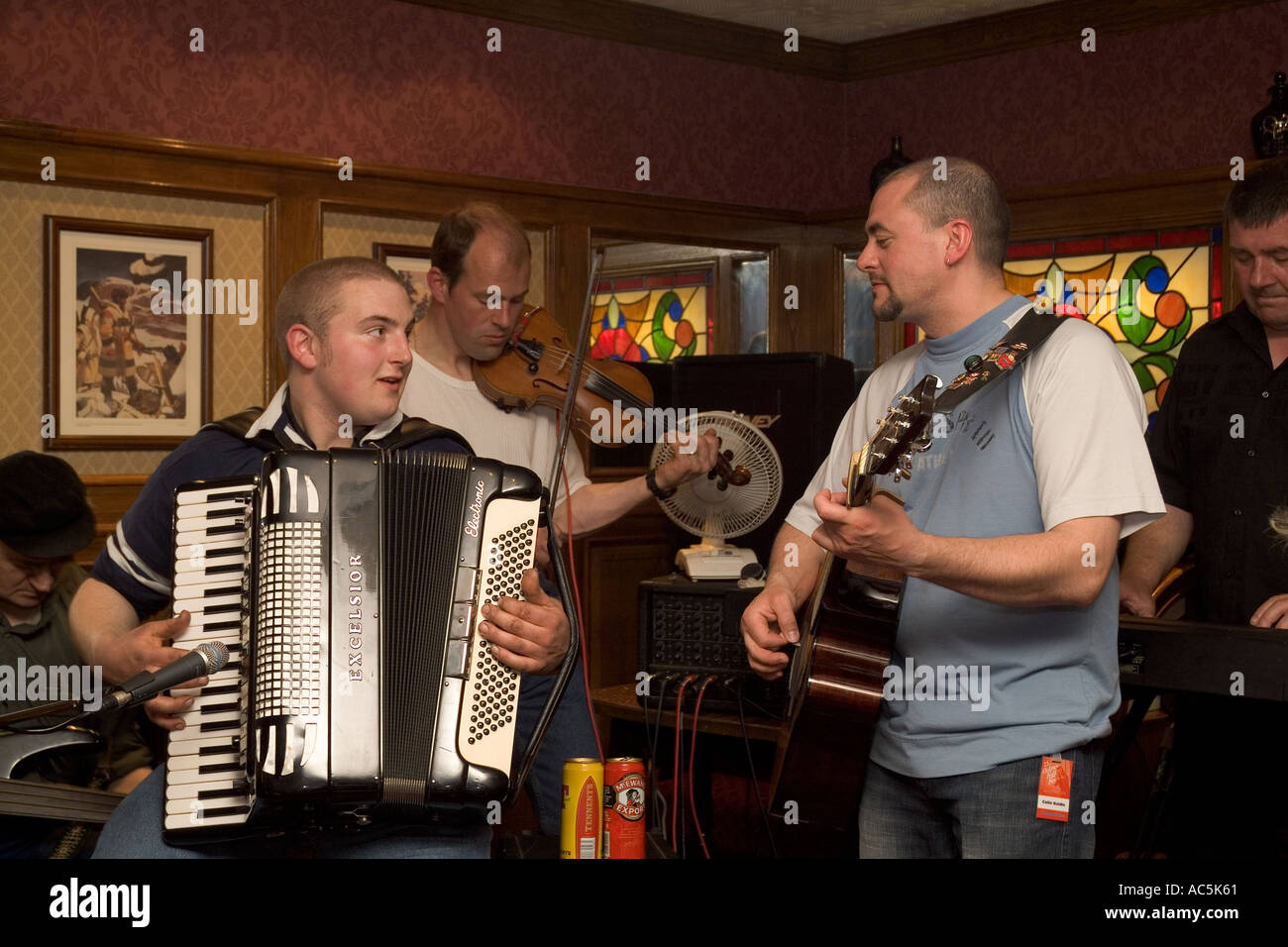 dh Orkney Folk Festival STROMNESS ORKNEY Musicians playing Accordion guitar fiddle uk pub scottish music player band Stock Photo