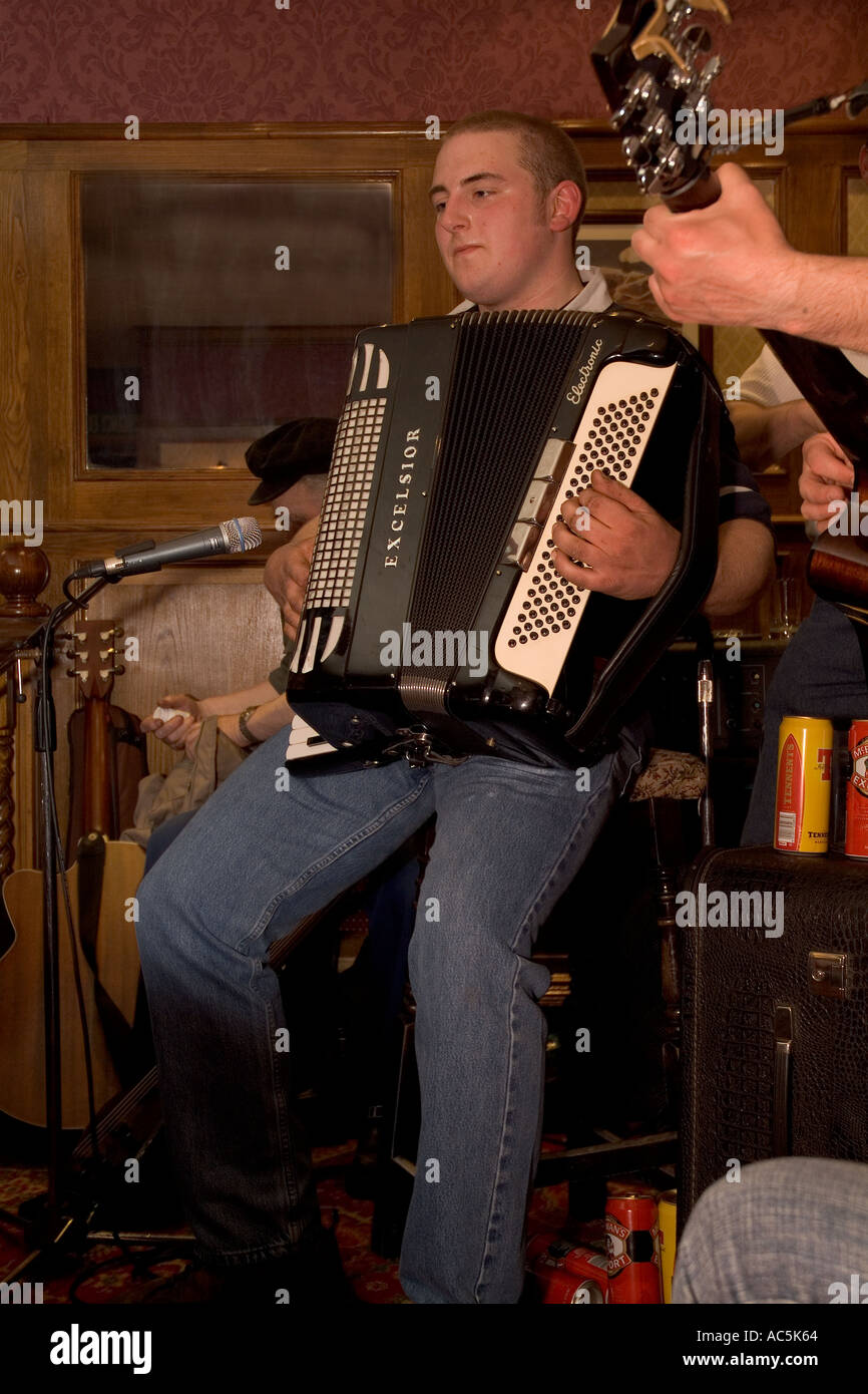 dh Orkney Folk Festival STROMNESS ORKNEY Musician playing Accordion Royal Hotel lounge bar Stock Photo