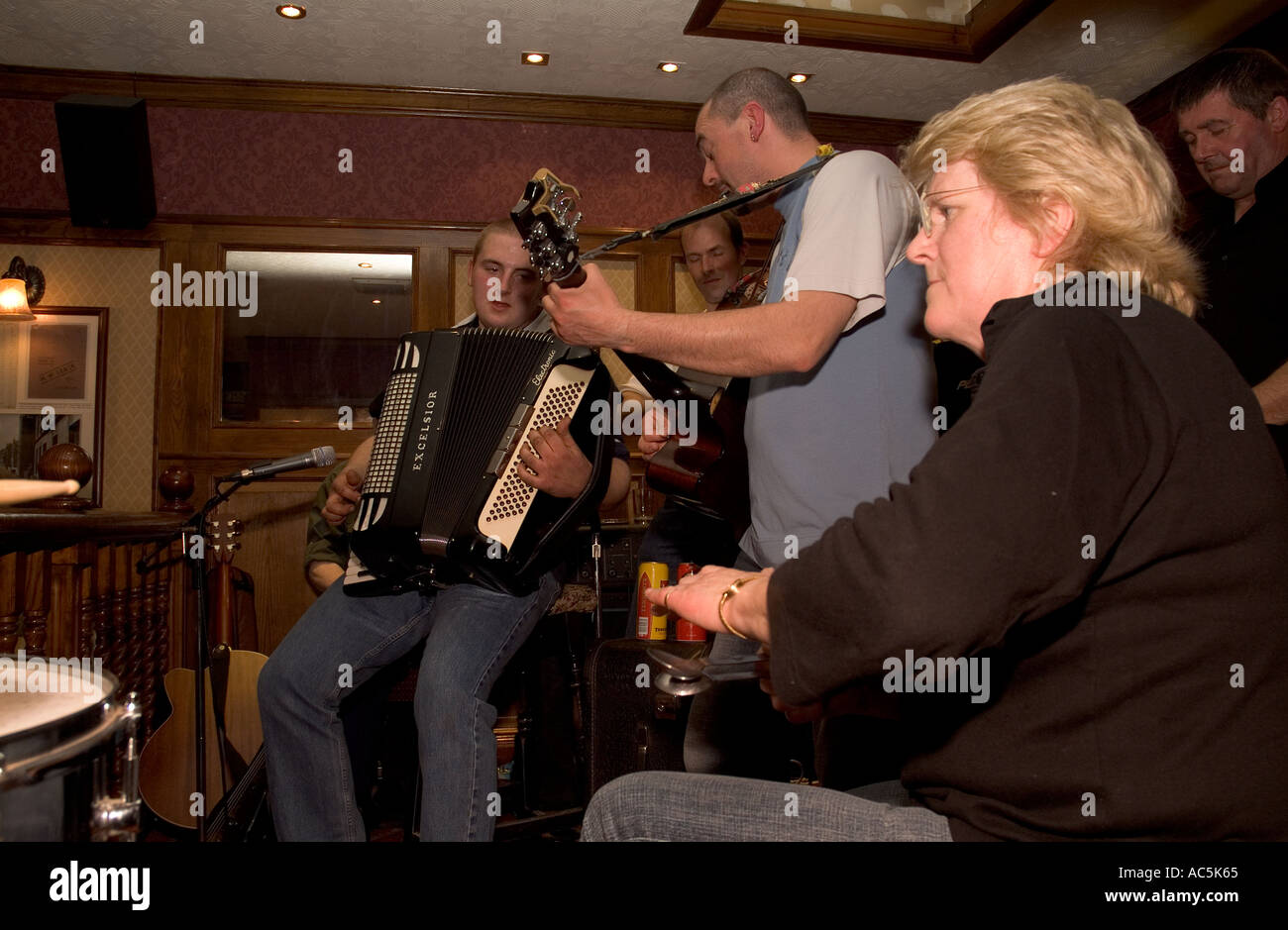 dh Orkney Folk Festival STROMNESS ORKNEY Musicians playing Spoons Accordion guitar Royal Hotel lounge bar spoon Stock Photo