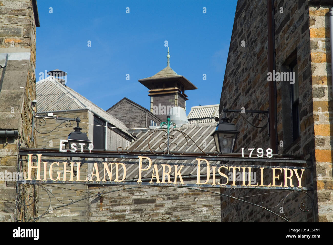 dh Highland Park Distillery KIRKWALL ORKNEY Scotland Malt whisky distillery sign roof tops Kiln chimney stack orkneys scottish whiskey Stock Photo