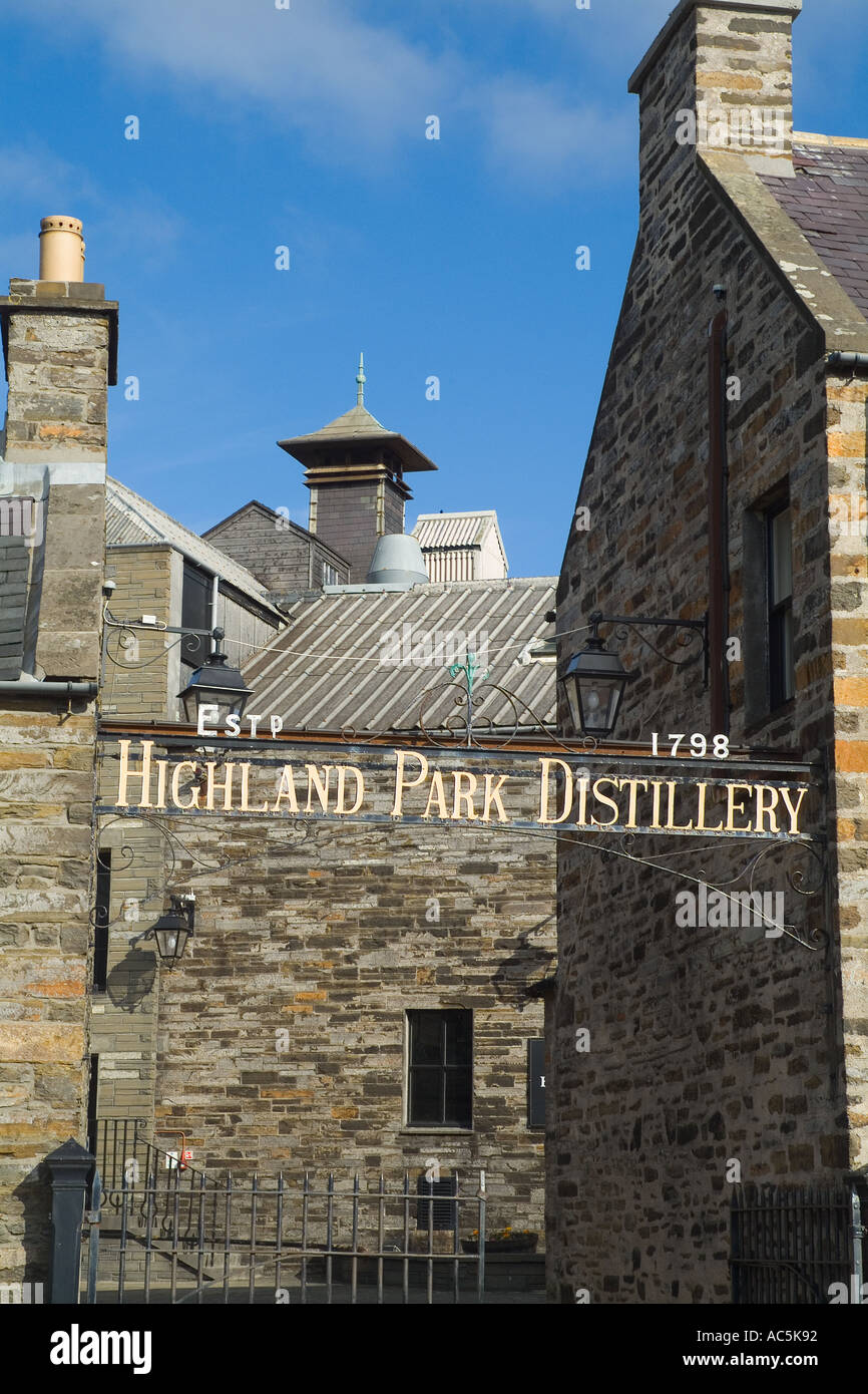 dh Highland Park Distillery KIRKWALL ORKNEY Malt whisky distillery sign roof tops Kiln chimney stack scotland whiskey Stock Photo