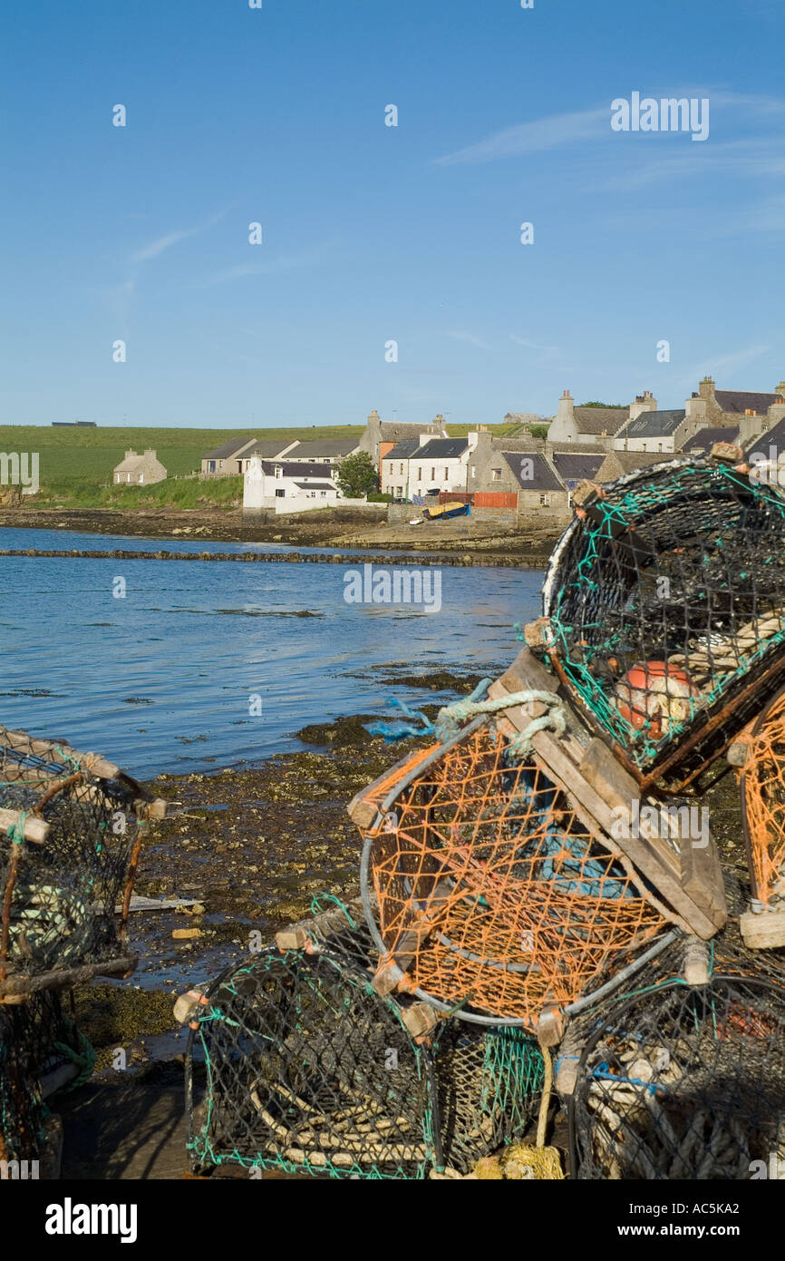 dh St Margarets Hope SOUTH RONALDSAY ORKNEY Lobster creels waterfront quayside harbour houses town Stock Photo