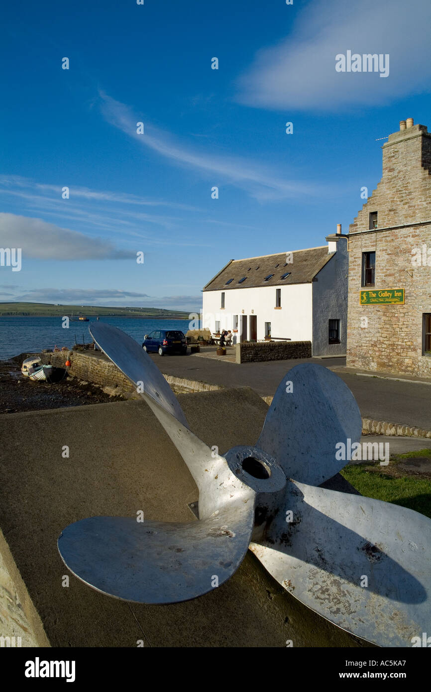 dh St Margarets Hope SOUTH RONALDSAY ORKNEY Ship propellor display at waterfront quayside harbour houses town Stock Photo
