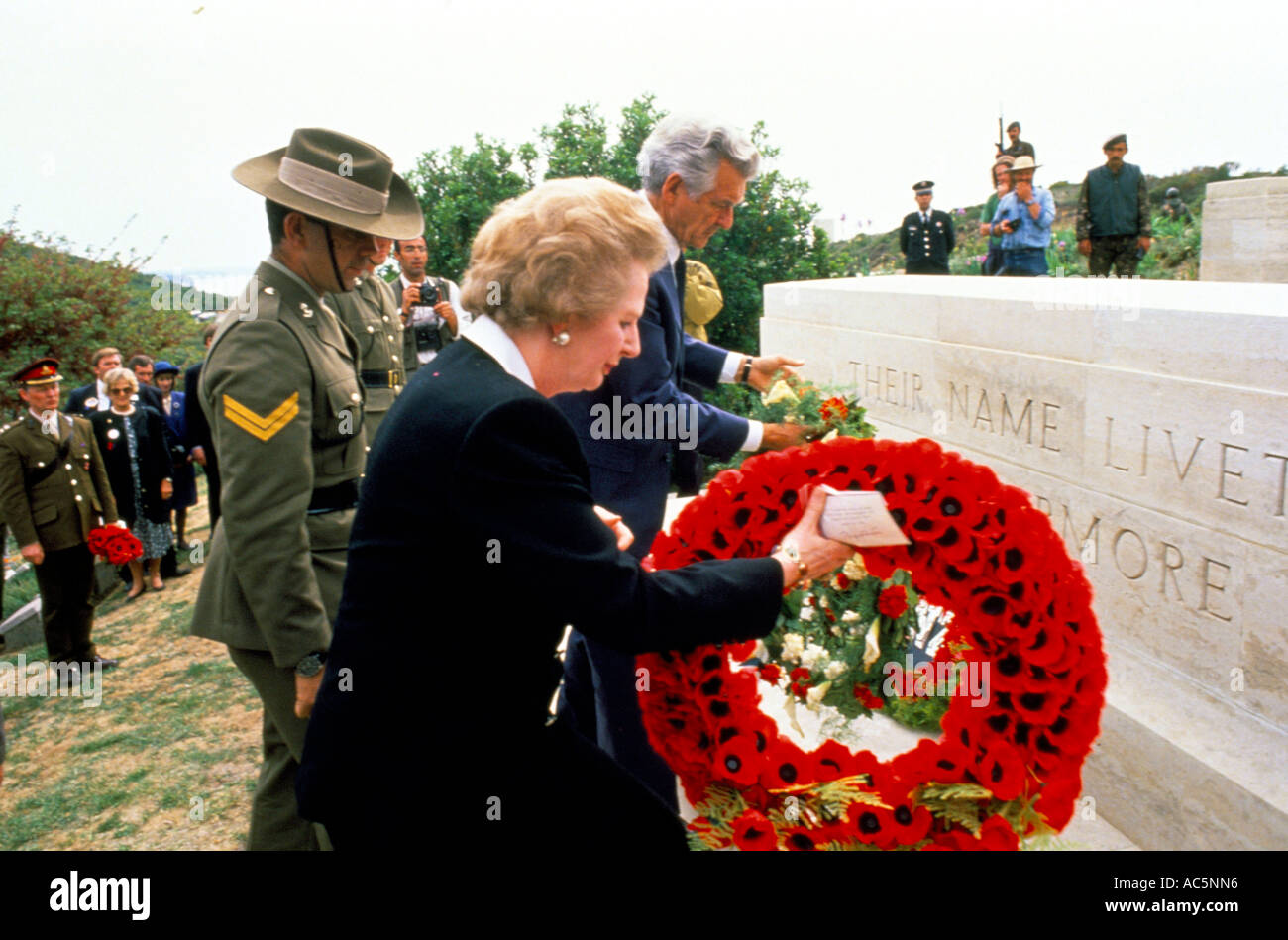 Margaret Thatcher laying a wreath in a memorial service at Gallipoli 75 years after the battle Stock Photo