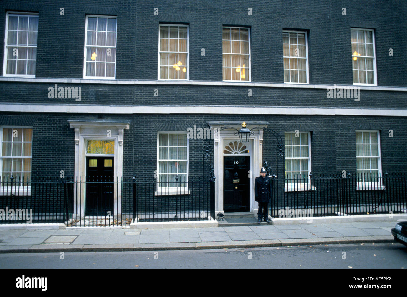 10 DOWNING STREET LONDON OFFICIAL RESIDENCE OF BRITISH PRIME MINISTER