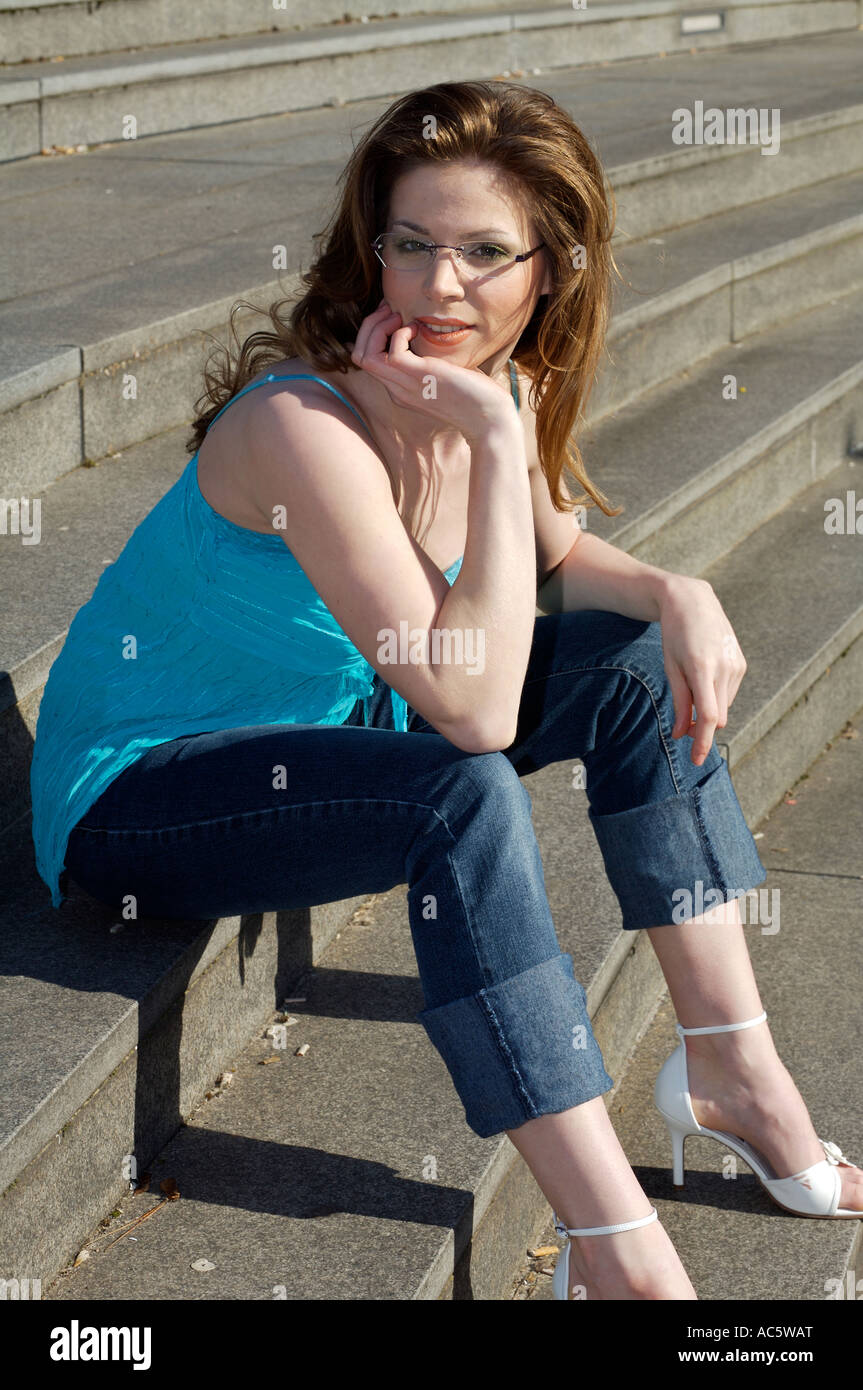 Junge Frau Dunkellhaarig Mit Brille Sitzt Auf Einer Treppe Young Woman