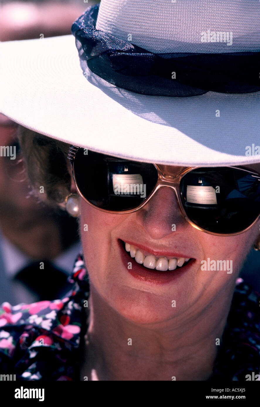 PRIME MINISTER MARGARET THATCHER AT SIGNING  CEREMONY ISRAEL SUNGLASSES HAT 1986 Stock Photo