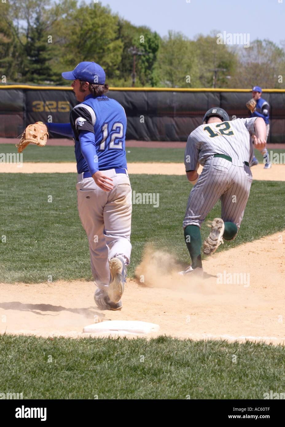 Stealing second baserunner breaks for 2nd base Stock Photo Alamy