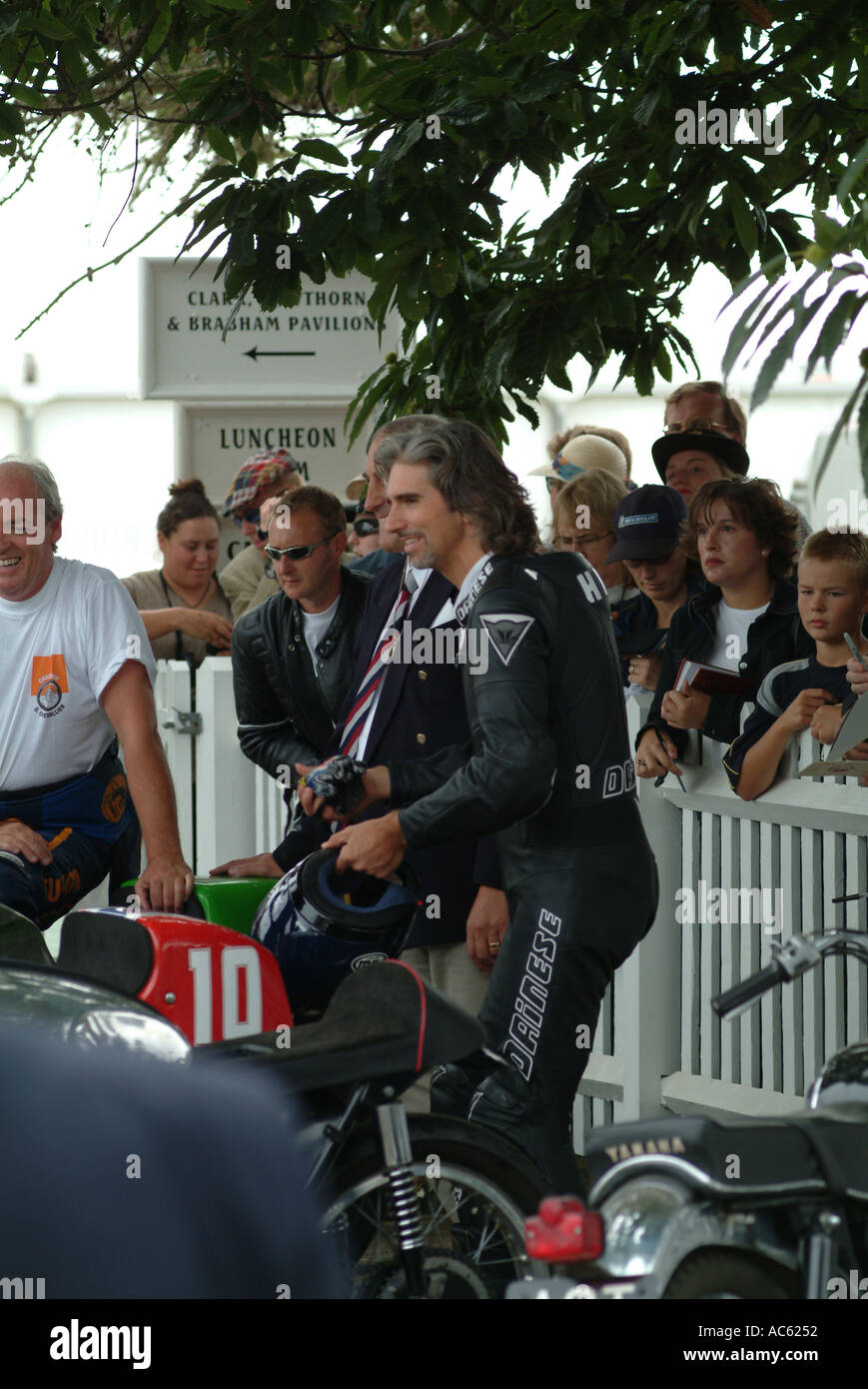 Damon Hill Relaxing Prior to Barry Sheene Tribute Goodwood Revival Meeting 2003 Stock Photo
